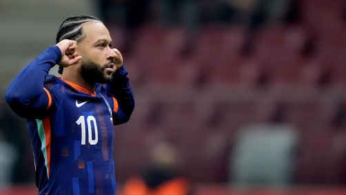 Memphis Depay comemora gol pela Holanda