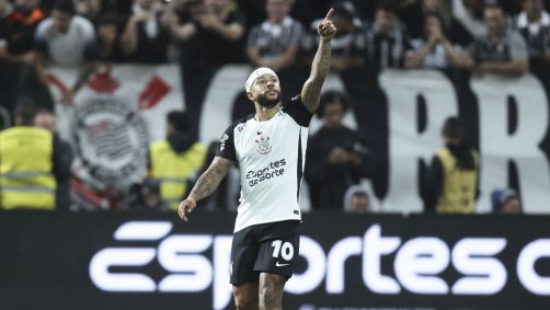 Memphis Depay comemorando seu gol contra o São Paulo, em clássico válido pela 34ª rodada do Brasileirão