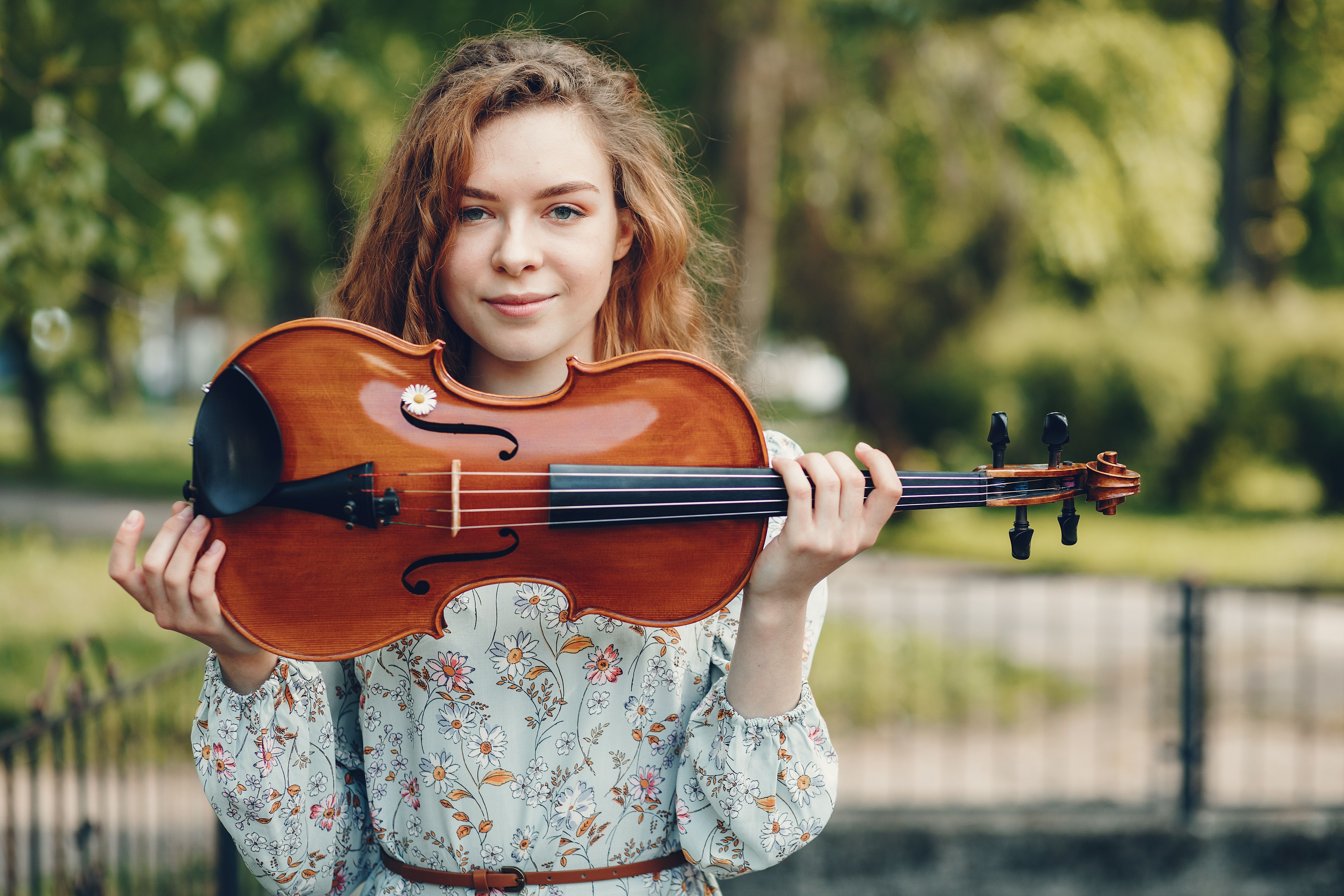 mulher segura violino