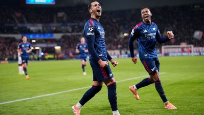 Mikel Merino e Gabriel Magalhães comemoram um dos gols do Arsenal na vitória sobre o Slavia Praga na Champions League