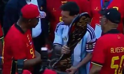 Presidente de Angola é vaiado antes de jogo com a Argentina; entenda
