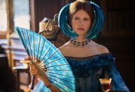 Mia Goth diz que precisou vencer medo de insetos para "Frankenstein"