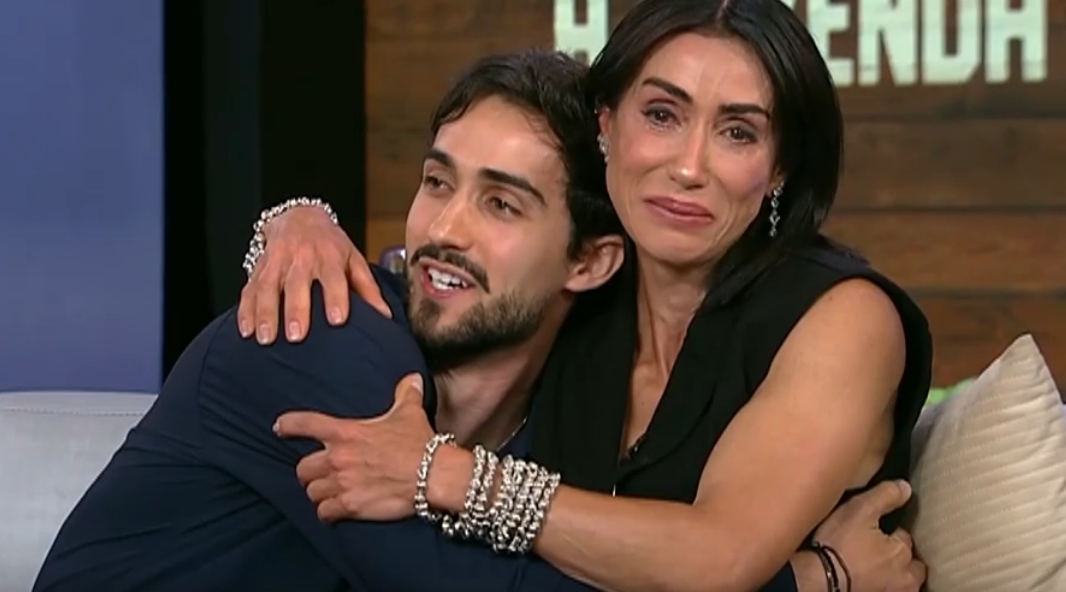 Michelle Barros chora ao rever o filho Arthur após quase 2 meses confinada em "A Fazenda 17" • Reprodução/Record
