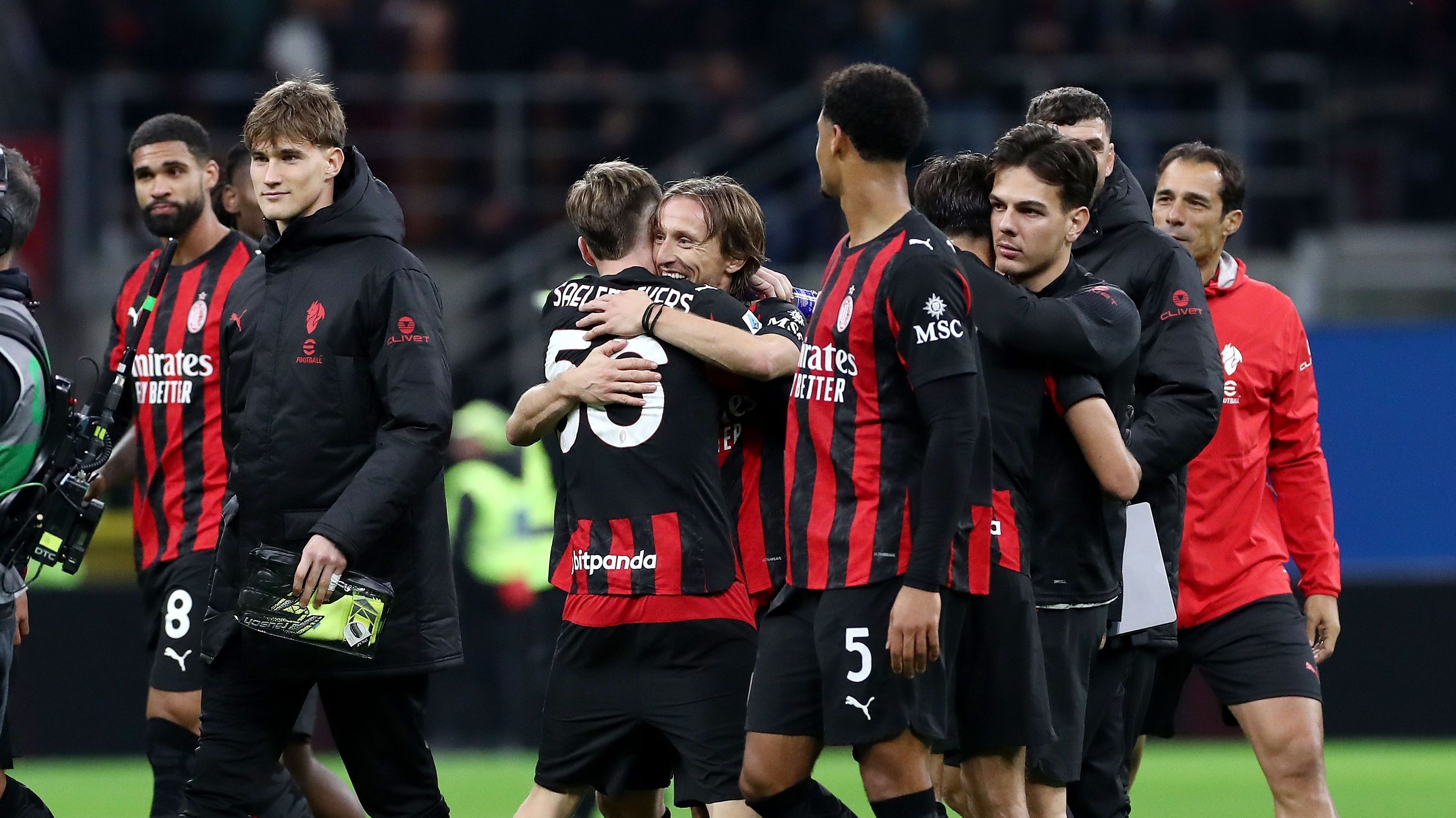 Milan vence confronto direto contra a Roma e cola na liderança do Italiano