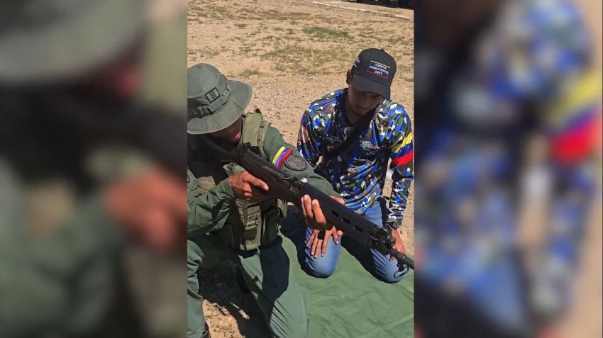 Recrutas da milícia venezuelana treinam com fuzis • Ministério do Poder Popular para a Defesa via Instagram