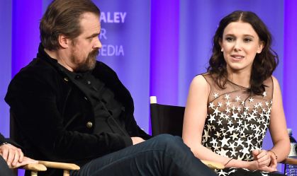 Millie de "Stranger Things" acusa ator de assédio, diz jornal britânico