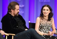 Millie de "Stranger Things" acusa ator de assédio, diz jornal britânico