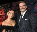 Millie Bobby Brown e David Harbour faltam em evento de "Stranger Things"