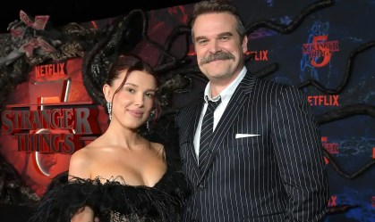 Millie Bobby Brown e David Harbour se abraçam após rumores de denúncia