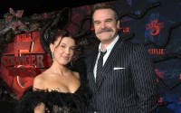 Millie Bobby Brown fala de relação com David Harbour após boatos de assédio