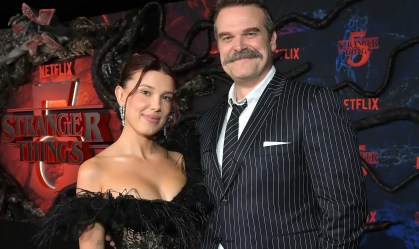 Millie Bobby Brown e David Harbour se abraçam após rumores de denúncia