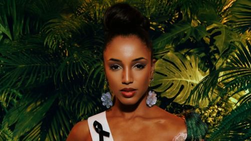 Representante da Jamaica, modelo sofre queda no Miss Universo 2025