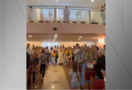 Fiéis aplaudem Castro em missa