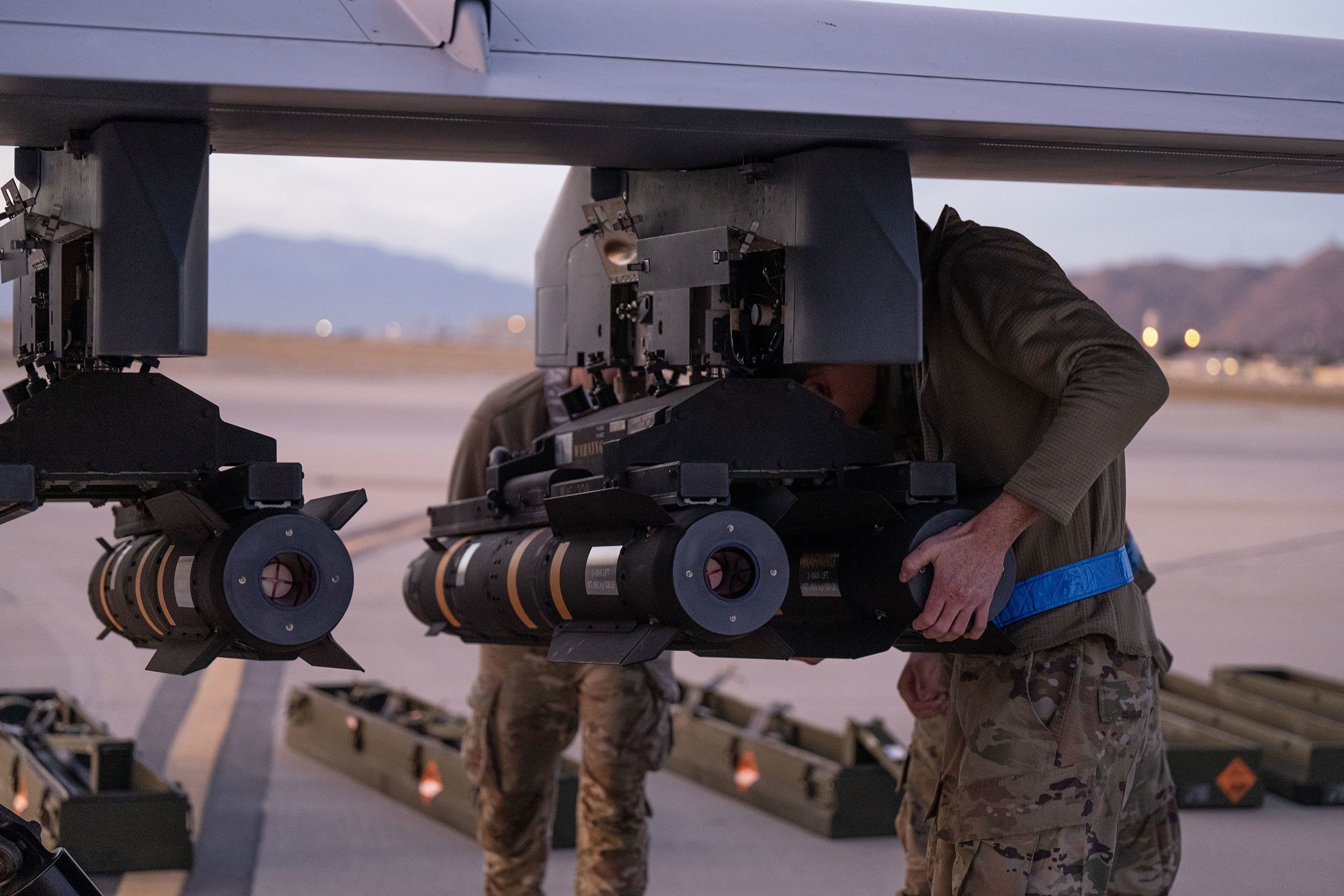 Em dezembro de 2023, pessoal de manutenção da Guarda Nacional Aérea dos EUA inicia o carregamento de mísseis AGM-114 Hellfire na plataforma de carga ativa da Base Aérea de March, na Califórnia • Sargento técnico Joseph Pagan/Guarda Nacional Aérea dos EUA/Arquivo via CNN Newsource