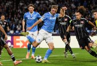 Sem gols, Napoli e Frankfurt empatam e seguem pressionados na Champions