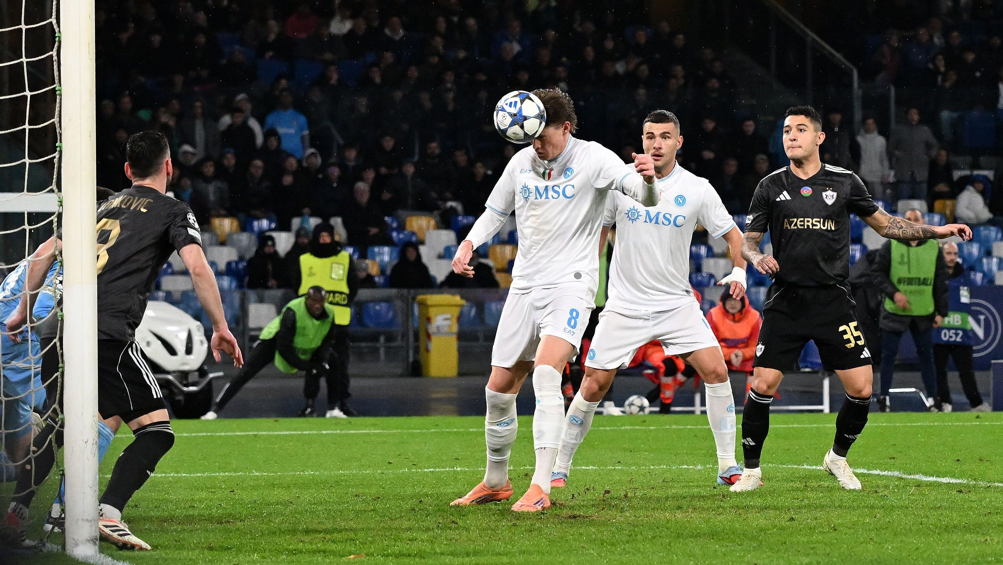 Scott McTominay brilhou em vitória do Napoli contra o Qarabag