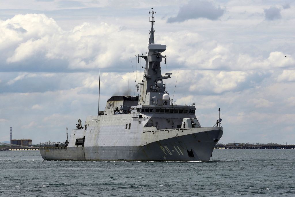 Uma lancha de patrulha da Marinha venezuelana navega ao largo da costa caribenha em meio a tensões elevadas com os EUA, em Puerto Cabello, Venezuela, em 24 de outubro