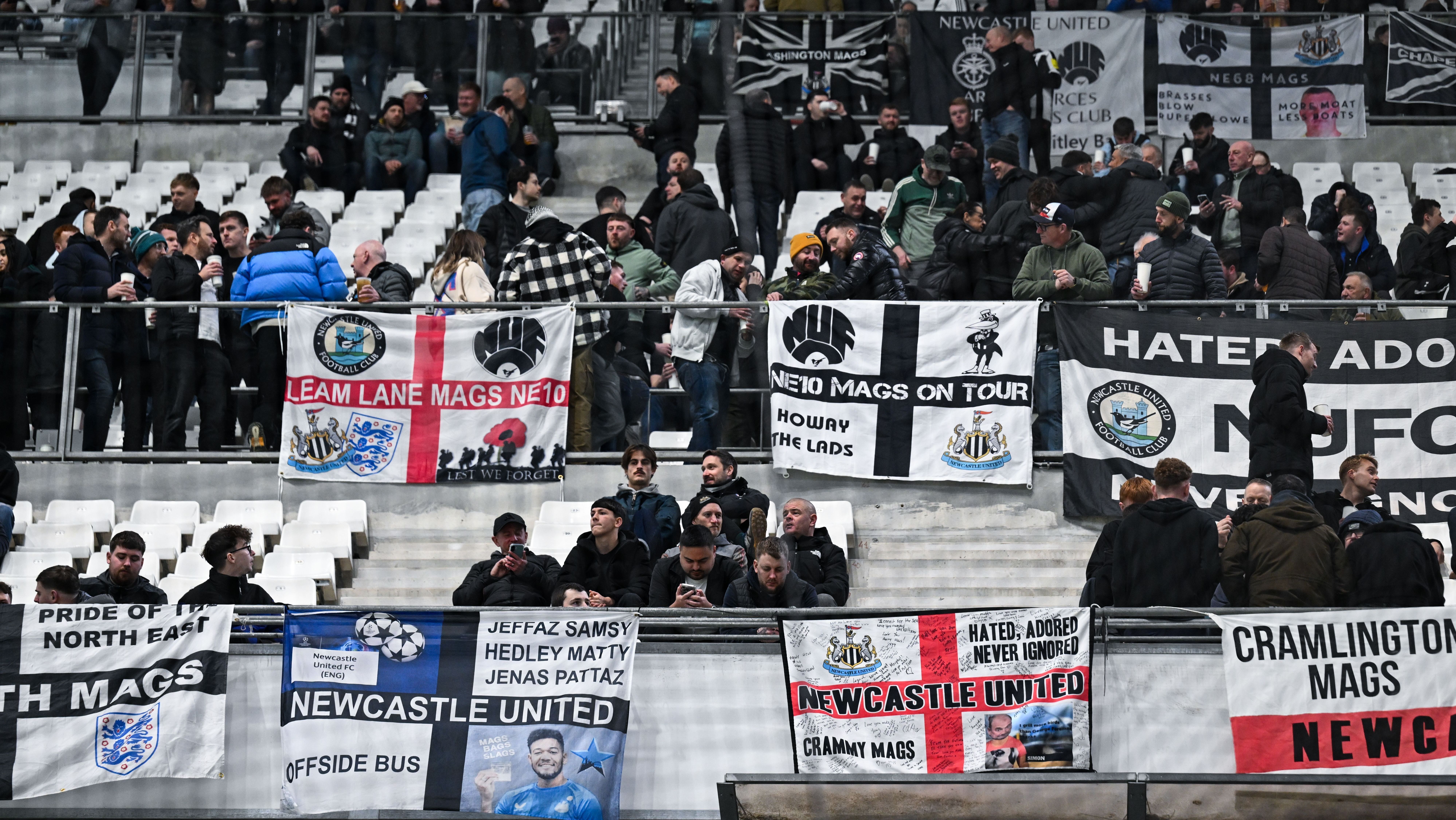 Torcedores do Newcastle após jogo contra o Olympique de Marselha