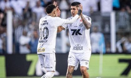 Neymar celebra com companheiro o gol santista contra o Fortaleza