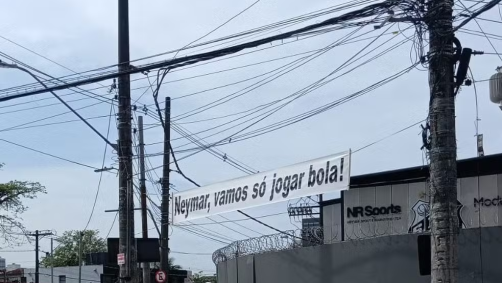 Neymar foi alvo de protesto na frente do CT Rei Pelé