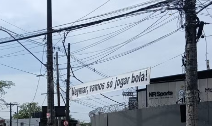 Neymar foi alvo de protesto na frente do CT Rei Pelé