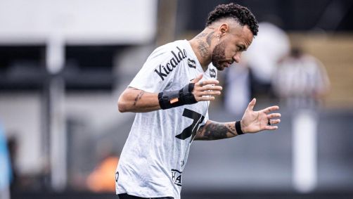 Neymar se aquece antes do duelo entre Santos e Fortaleza