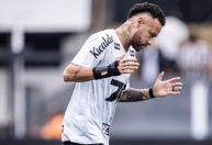 Neymar volta a jogar pelo Santos após quase dois meses longe dos gramados