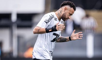 Neymar se aquece antes do duelo entre Santos e Fortaleza