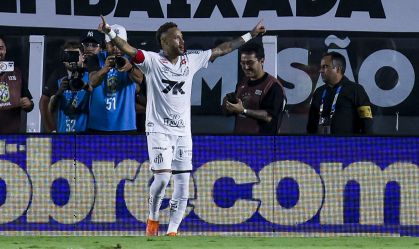 Neymar celebrando seu gol diante do Sport pelo Brasileirão