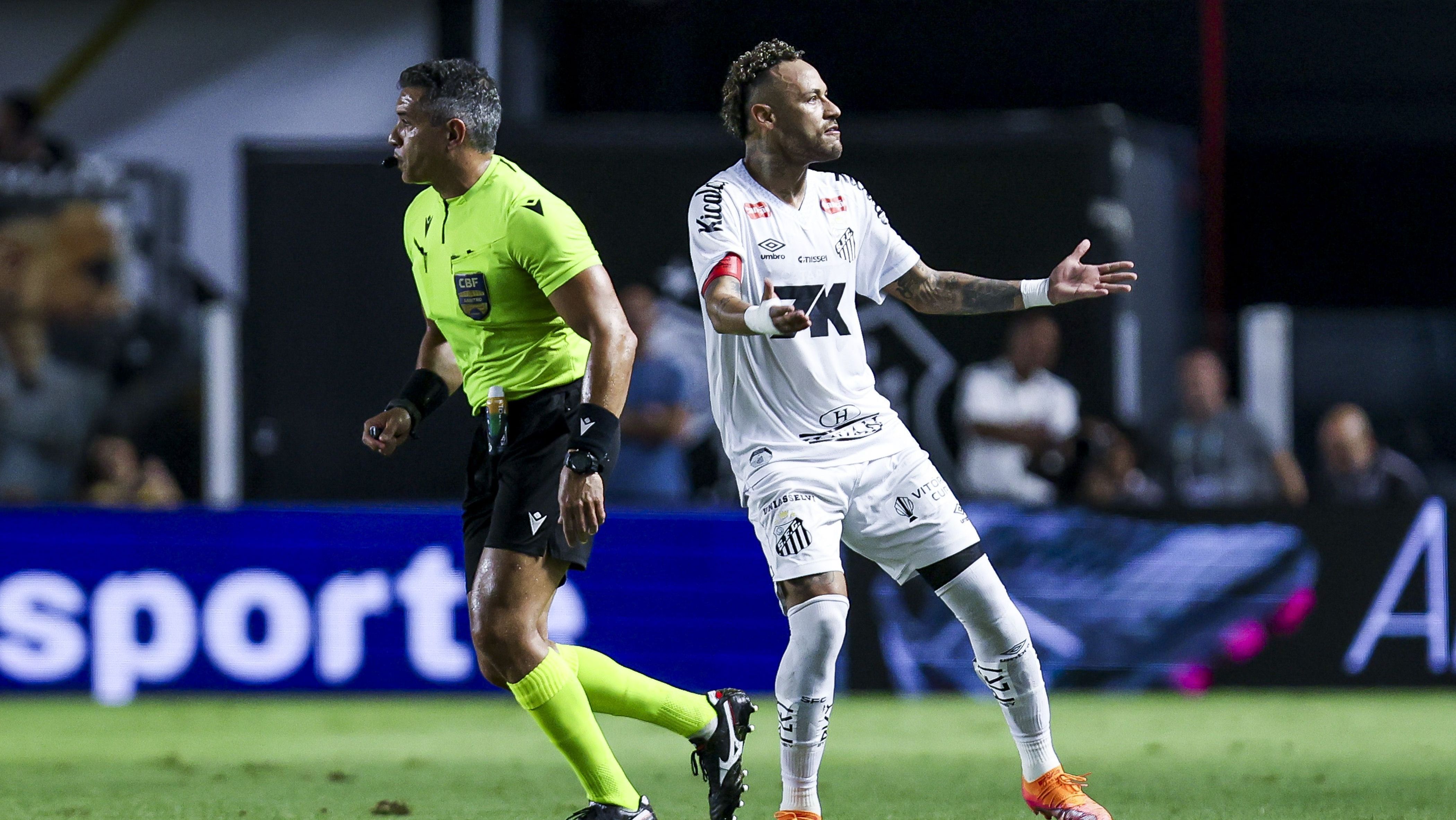 Neymar comemorando seu gol sobre o Sport, em partida válida pela 36ª rodada do Brasileirão