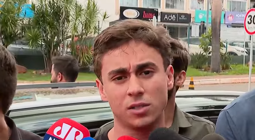 Deputado federal Nikolas Ferreira (PL-MG) flaou com a imprensa após visitar o ex-presidente Jair Bolsonaro (PL)