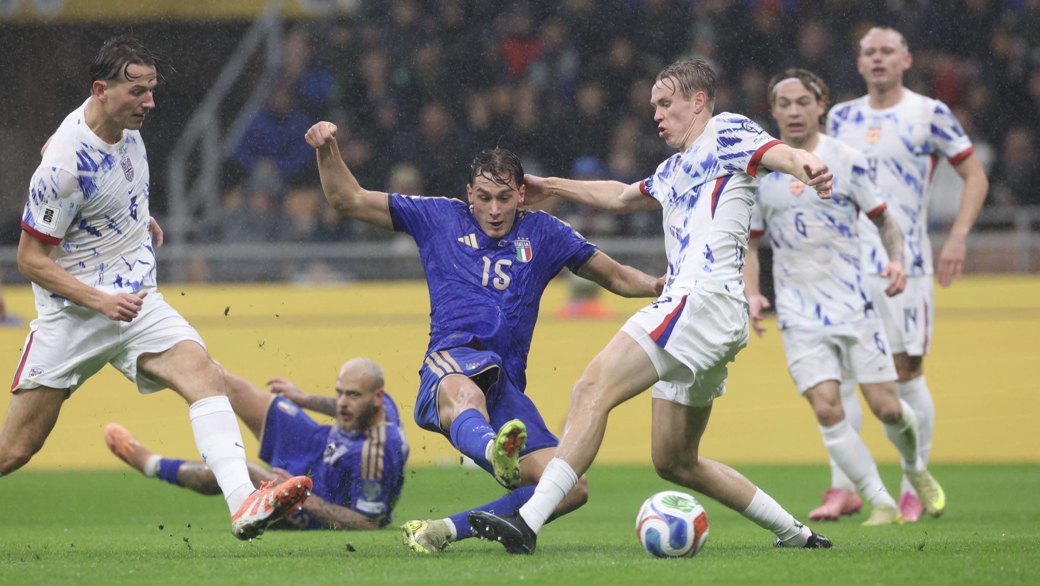 Lance do gol da Itália sobre a Noruega, em jogo das Eliminatórias da Europa à Copa do Mundo de 2026
