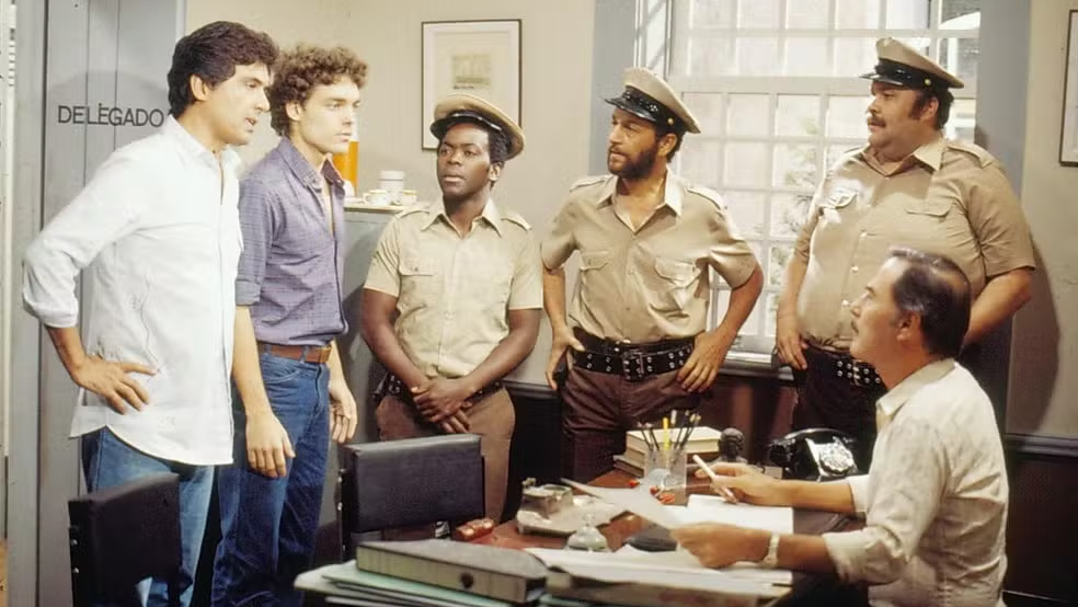 Paulo Figueiredo, Paulo Castelli, Cosme dos Santos, Nelson Xavier, Tony Vermont e Leonardo Villar em cena de "Voltei Pra Você" (1983), de Benedito Ruy Barbosa • Nelson Di Rago/Globo