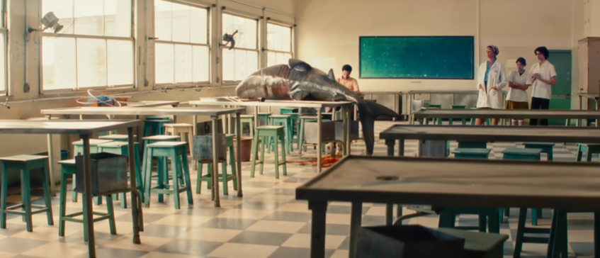 Cena de "O Agente Secreto" em que um tubarão aparece em cima de uma mesa • Reprodução