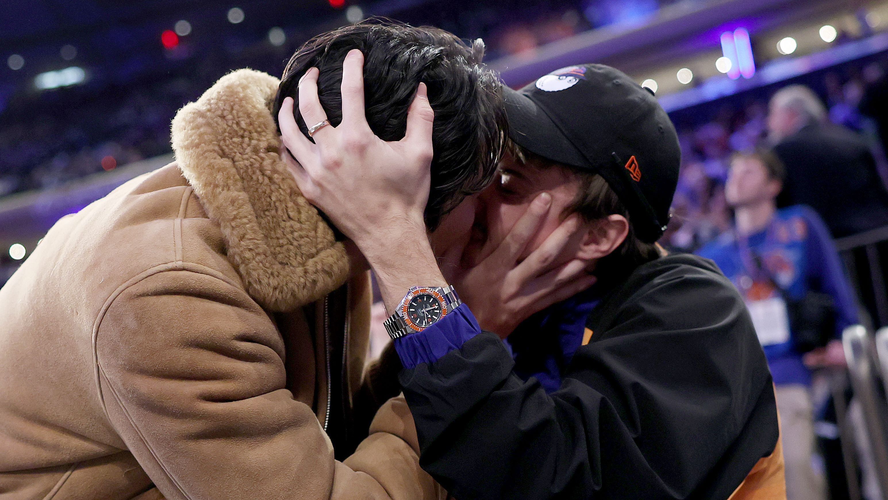 Sean Kaufman e Christopher Briney, de "O Verão Que Mudou Minha Vida" se beijaram durante o jogo do New York Knicks contra o Milwaukee Bucks