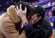 Atores de "O Verão Que Mudou Minha Vida" se beijam em jogo de basquete