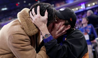 Atores de "O Verão Que Mudou Minha Vida" se beijam em jogo de basquete