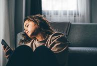 Brasileiros trocam ócio por celular e se sentem pior depois, diz pesquisa