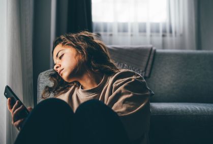 Brasileiros trocam ócio por celular e se sentem pior depois, diz pesquisa