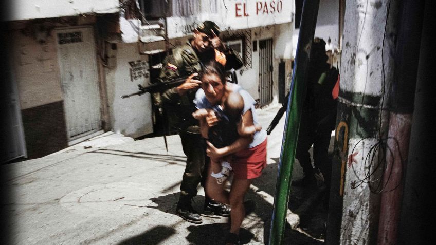 Operação Orión na Comuna 13 de Medellín, Colômbia, 2002. • Comisión de la Verdad / Stephen Ferry