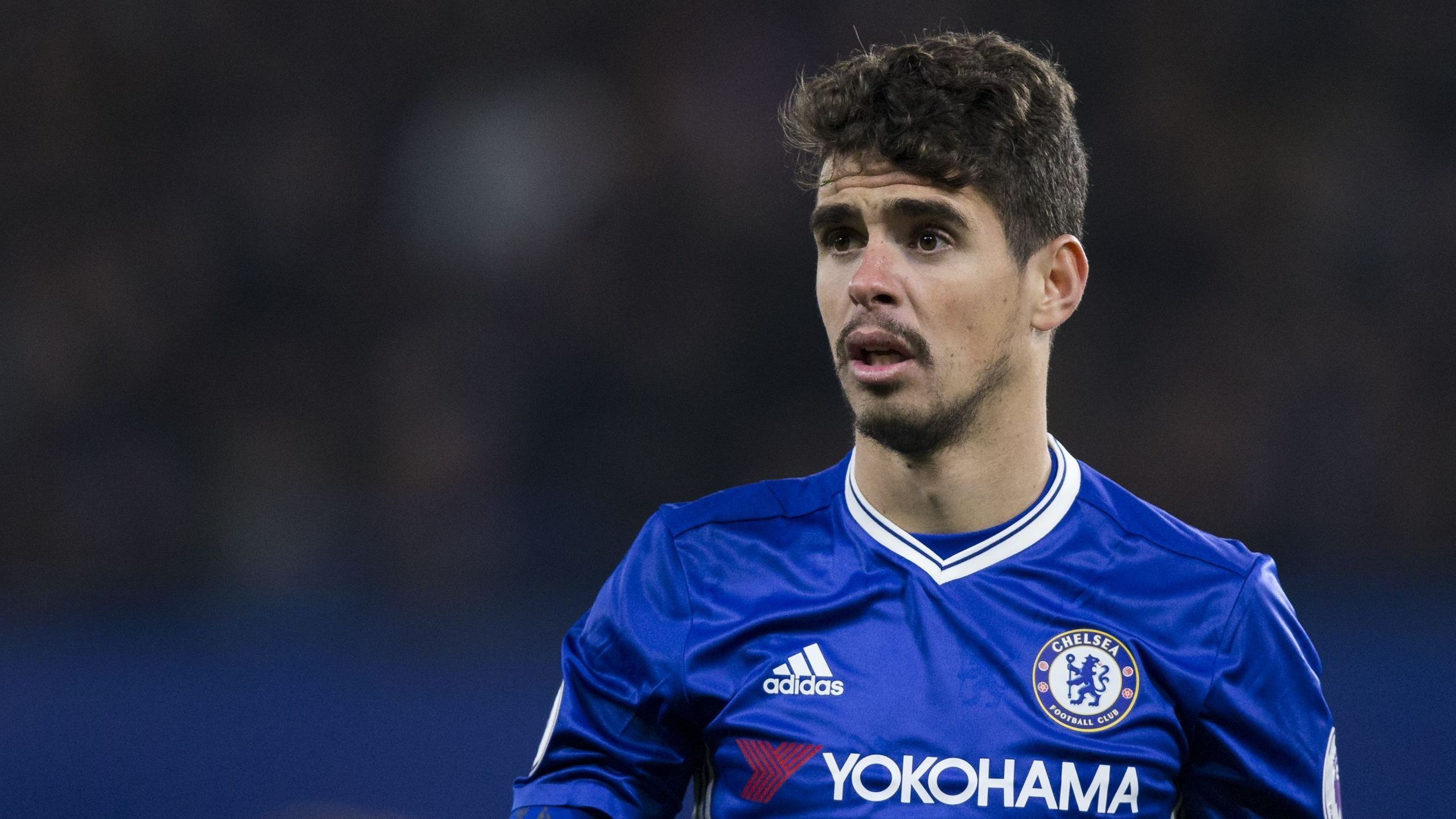 Oscar em ação com a camisa do Chelsea, em 2016