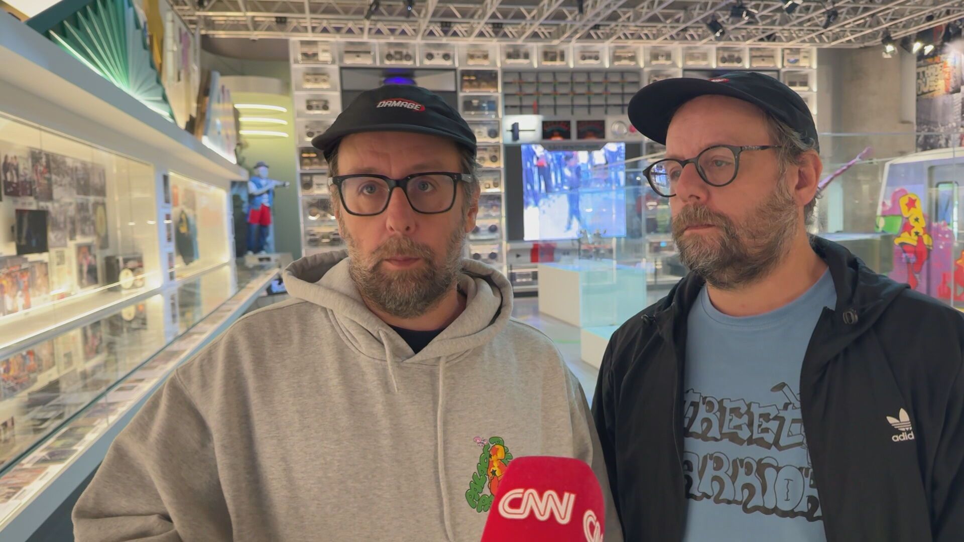 OSGEMEOS são uma dupla de grafiteiros formada por Otávio e Gustavo Pandolfo que viajou o mundo expondo seus trabalhos que vão de retratos de família à crítica social e política