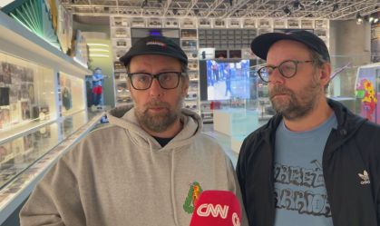 OSGEMEOS são uma dupla de grafiteiros formada por Otávio e Gustavo Pandolfo que viajou o mundo expondo seus trabalhos que vão de retratos de família à crítica social e política