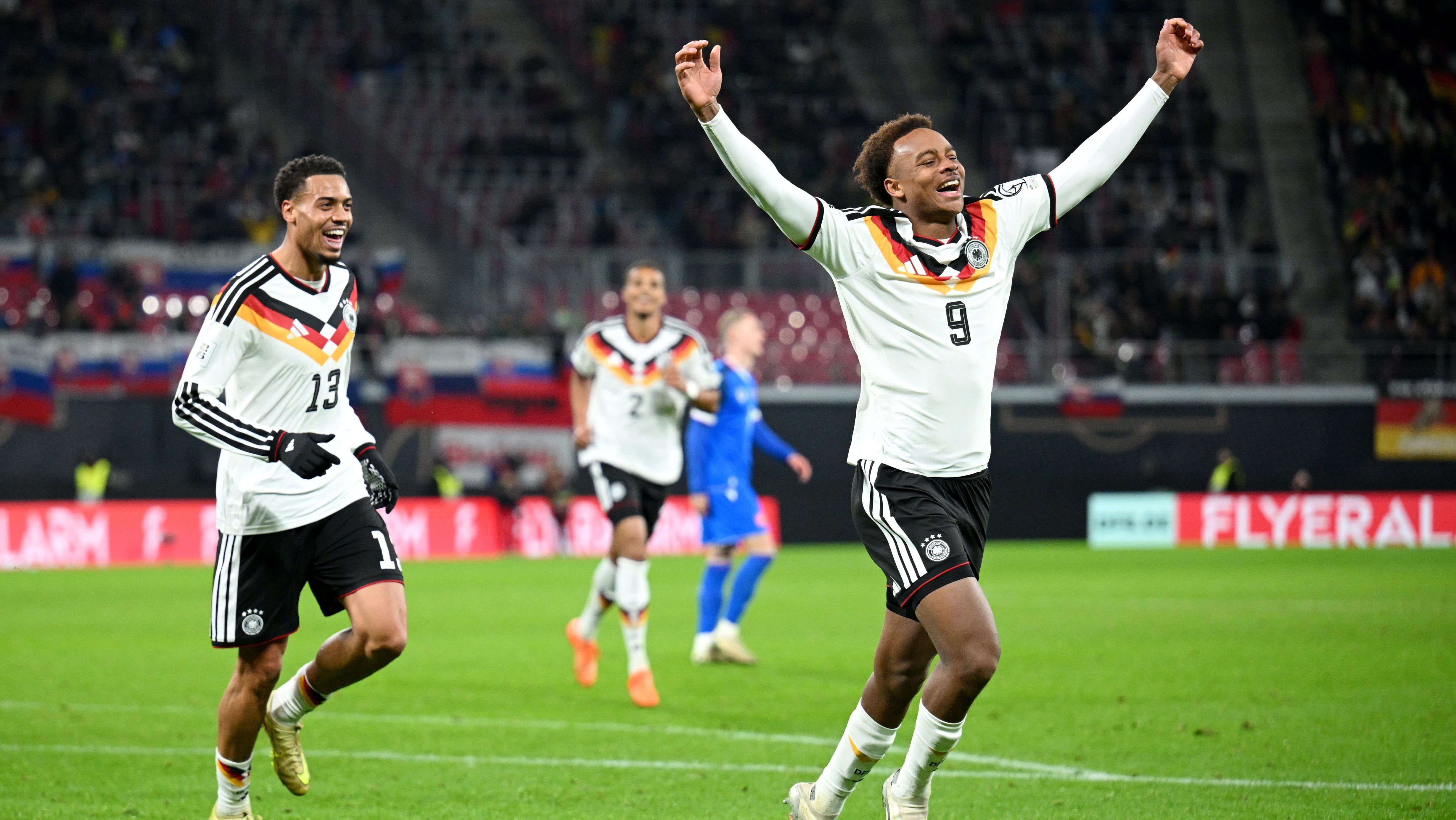 Assan Ouédraogo, da Alemanha, comemorando seu gol sobre a Eslováquia, pelas Eliminatórias da Europa à Copa do Mundo de 2026