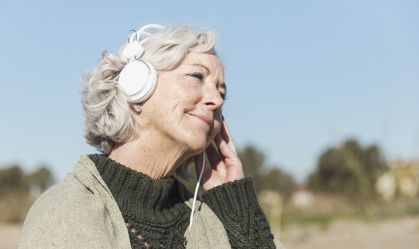 Ouvir música pode reduzir risco de demência aos 70 anos, diz estudo