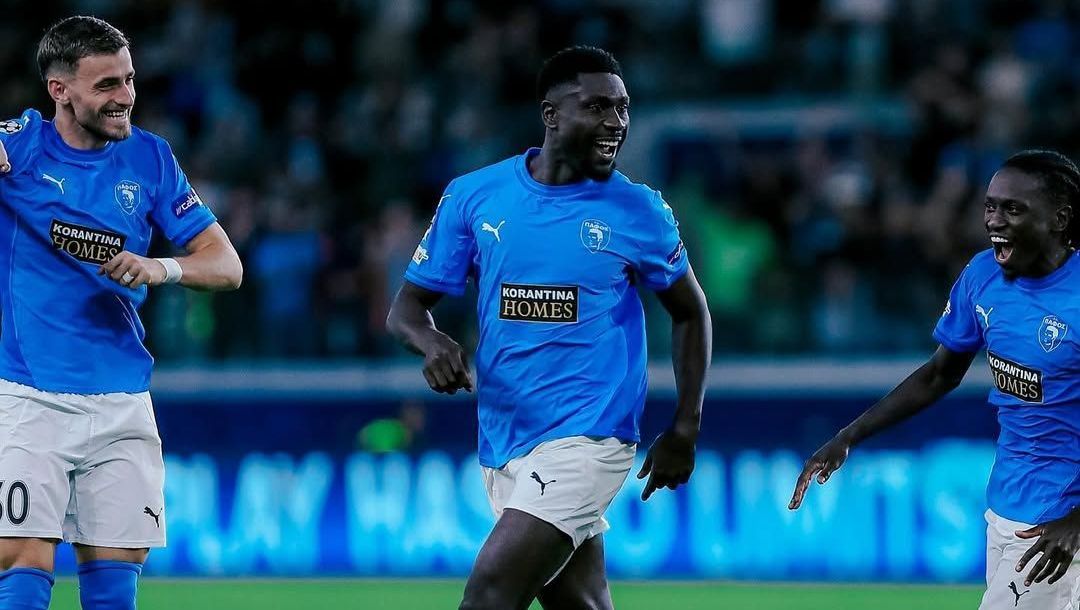 Jogadores do Pafos comemorando o gol da vitória sobre o Villarreal, válida pela quarta rodada da Champions League