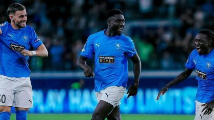 Jogadores do Pafos comemorando o gol da vitória sobre o Villarreal, válida pela quarta rodada da Champions League