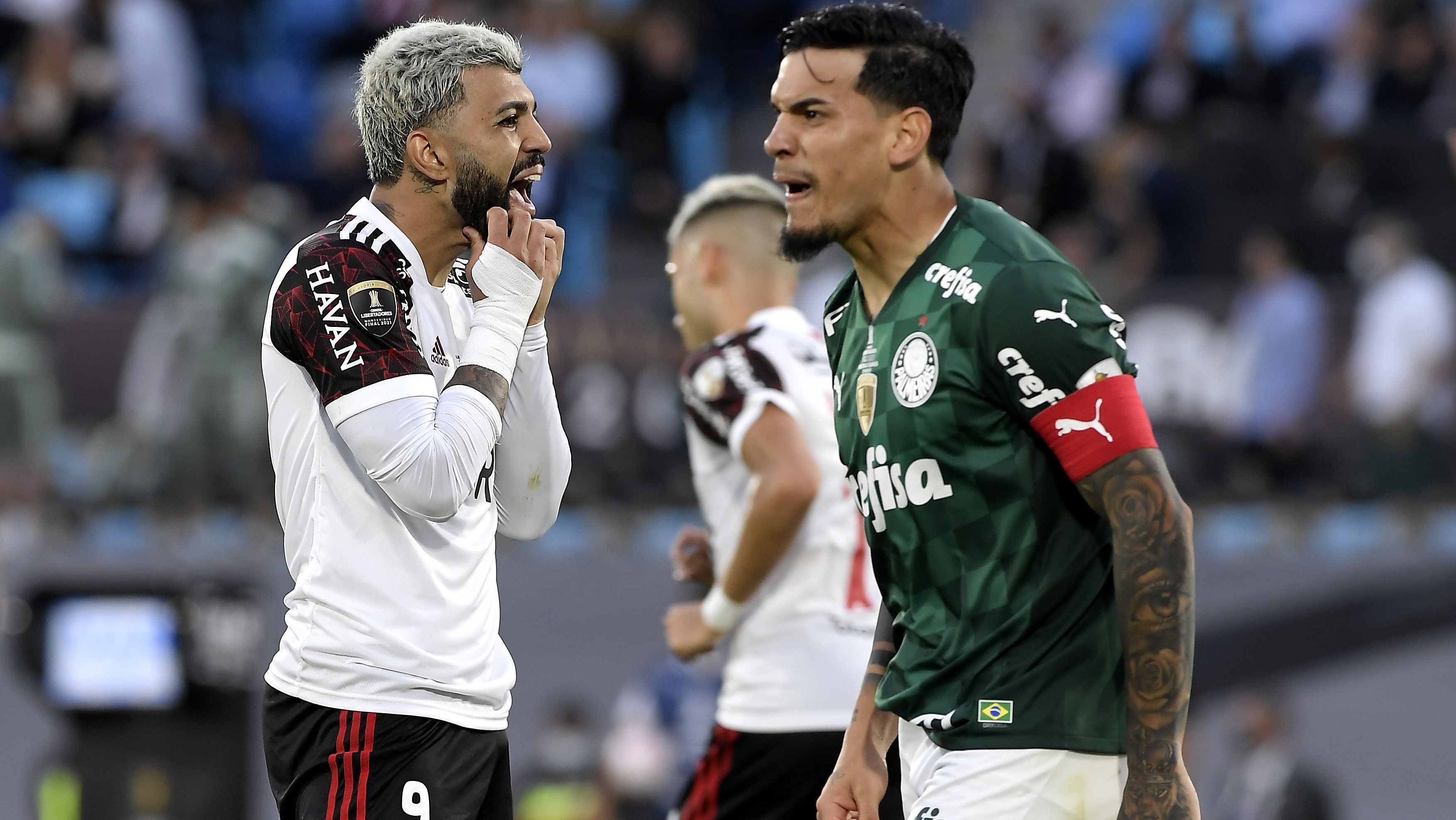 Gabigol e Gustavo Gòmez durante a final da Libertadores 2021