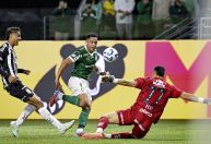 Vitor Roque brilha, Palmeiras bate Santos e volta a disparar no Brasileirão