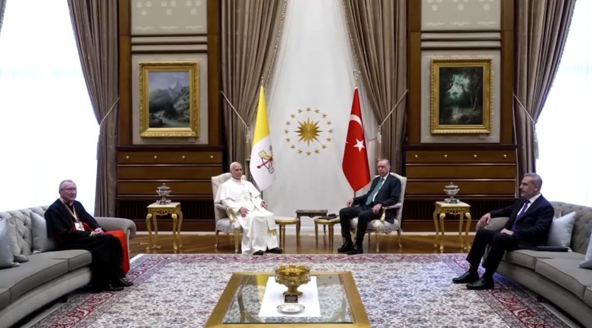 Papa Leão junto do presidente da Turquia Tayyip Erdogan • REUTERS